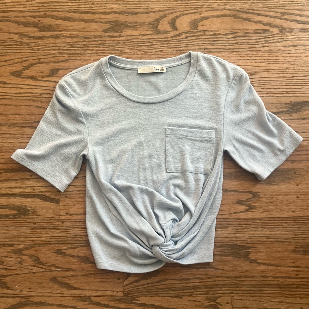 Aritzia Wilfred Free Baby Light Blue Sundah Twist Knot Waist Cropped Tee - XS